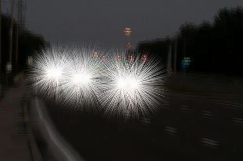 Ослепляющие блики на ночной трассе